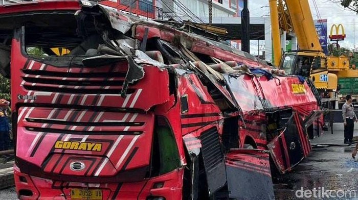 Bus Pariwisata Terbalik di Samarinda