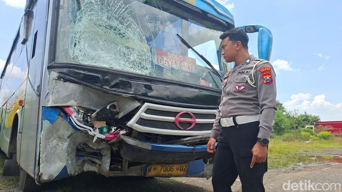 Bus Sugeng Rahayu yang terlibat kecelakaan diamankan di Kantor Unit Gakkum Satlantas Polres Nganjuk