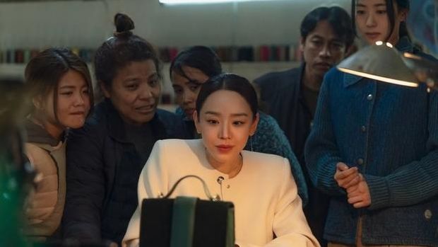 Carissa (ujung kiri) berada satu frame dengan aktris utama, Shin Hye Sun (baju putih) Carissa (ujung kiri) berada satu frame dengan aktris utama, Shin Hye Sun (baju putih)