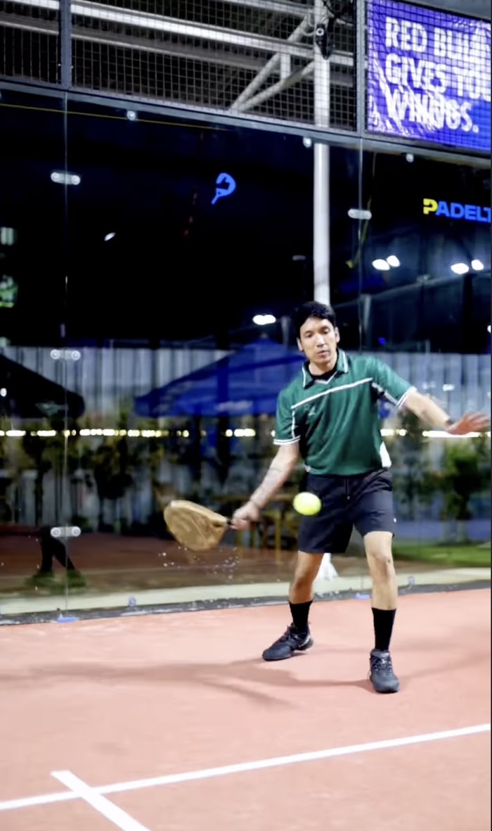 Desta pelatih padel bersertifikal.