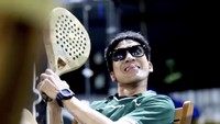 Sertifikat bahwa memang lo udah bisa jadi pelatih di Indonesia, gitu. Ada tingkatannya, L1, L2. L2 tuh sudah jadi pelatih, kalau ini sebenarnya masih asisten (L1), tapi kalau di Indonesia sudah bisa jadi pelatih karena kan memang kita sama Spanyol masih ketinggalan jauh bangetlah, jelas Desta. Foto: Instagram @desta80s