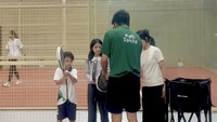 Desta memperkenalkan padel kepada tiga anaknya. Meskipun serius dengan olahraga ini, Desta gak berniat menjadi atlet. Foto: Instagram @desta80s