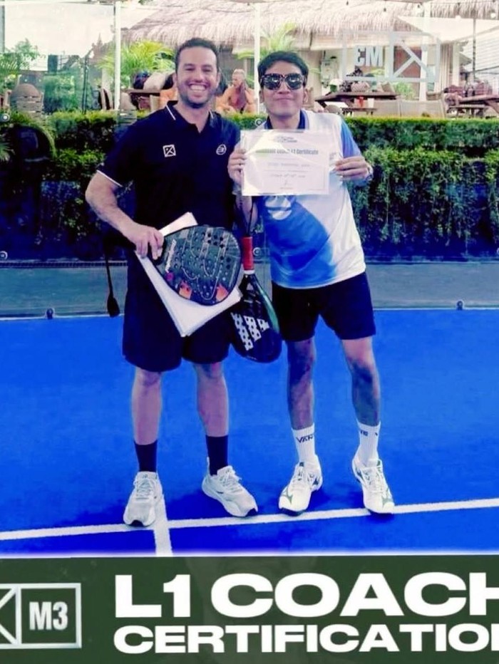 Desta pelatih padel bersertifikal.