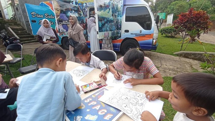 Dinas Perpustakaan Ciamis. Anak-anak hingga santri di Cipaku Ciamis sedang membaca buku di Perpustakaan Keliling.