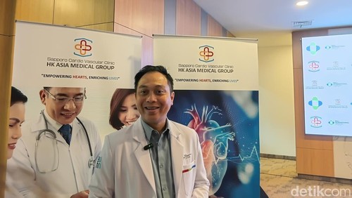 Dokter Spesialis Jantung Intervensi SCVC, I Made Junior Rina Artha, menjelaskan mengenai prosedur TAVI di Bali Internasional Hospital, Senin (9/3/2026).