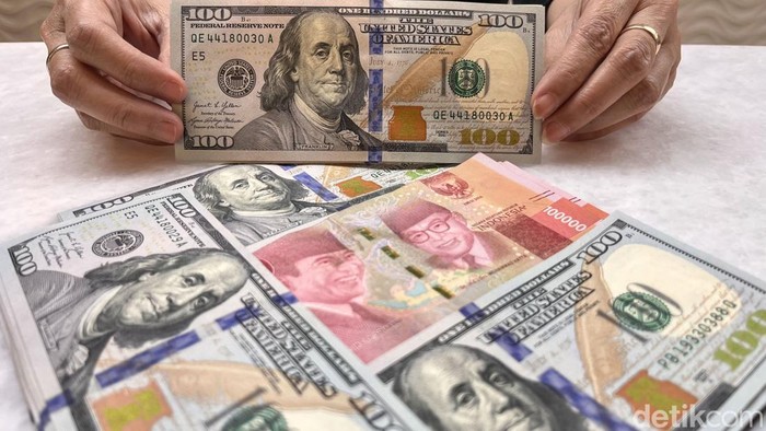 Nilai tukar rupiah terhadap dolar Amerika Serikat (AS) menembus level psikologis Rp 17.000 pada perdagangan awal pekan. Pelemahan ini terjadi seiring meningkatnya tekanan dari berbagai sentimen global yang mempengaruhi pergerakan mata uang negara ber