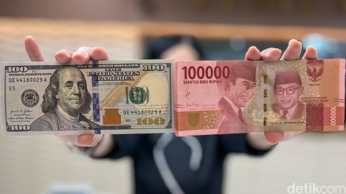 Nilai tukar rupiah terhadap dolar Amerika Serikat (AS) menembus level psikologis Rp 17.000 pada perdagangan awal pekan. Pelemahan ini terjadi seiring meningkatnya tekanan dari berbagai sentimen global yang mempengaruhi pergerakan mata uang negara ber