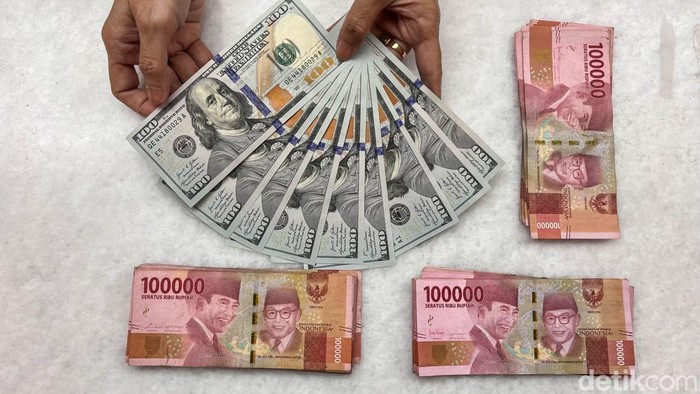 Nilai tukar rupiah terhadap dolar Amerika Serikat (AS) menembus level psikologis Rp 17.000 pada perdagangan awal pekan. Pelemahan ini terjadi seiring meningkatnya tekanan dari berbagai sentimen global yang mempengaruhi pergerakan mata uang negara ber