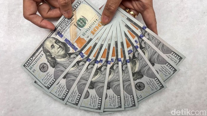 Nilai tukar rupiah terhadap dolar Amerika Serikat (AS) menembus level psikologis Rp 17.000 pada perdagangan awal pekan. Pelemahan ini terjadi seiring meningkatnya tekanan dari berbagai sentimen global yang mempengaruhi pergerakan mata uang negara ber