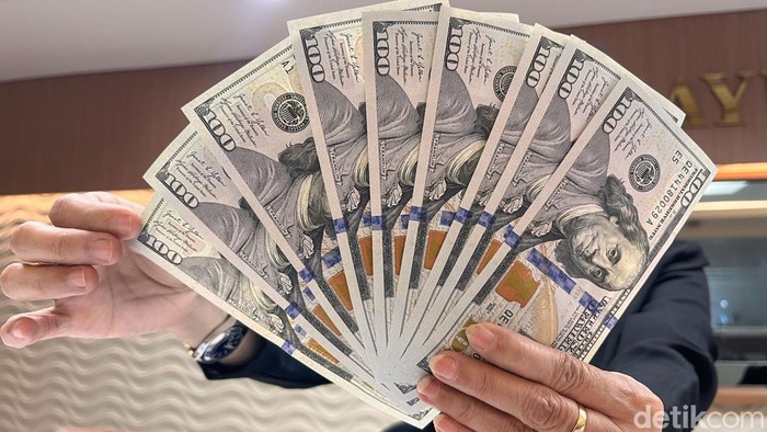 Nilai tukar rupiah terhadap dolar Amerika Serikat (AS) menembus level psikologis Rp 17.000 pada perdagangan awal pekan. Pelemahan ini terjadi seiring meningkatnya tekanan dari berbagai sentimen global yang mempengaruhi pergerakan mata uang negara ber