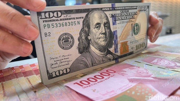 Nilai tukar rupiah terhadap dolar Amerika Serikat (AS) menembus level psikologis Rp 17.000 pada perdagangan awal pekan. Pelemahan ini terjadi seiring meningkatnya tekanan dari berbagai sentimen global yang mempengaruhi pergerakan mata uang negara ber