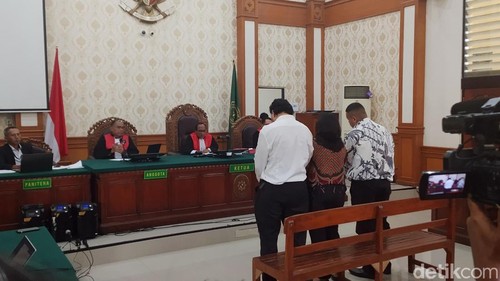 Dua terdakwa Tupou Pasa Midolmore dan Coskunmevlut menjalani sidang putusan kasus penembakan warga Australia di PN Denpasar, Senin (9/3/2026). (Foto: Wibhi Leksono/detikBali)