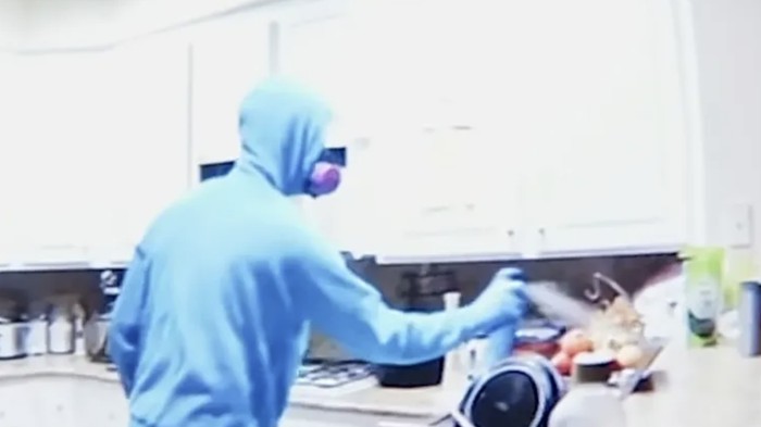 Duh! Pria Ini Racuni Makanan Teman Serumah pakai Semprotan Serangga