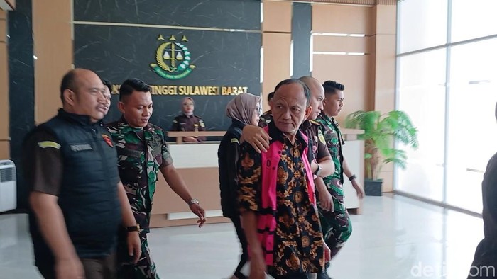 Eks Dirut Perumda Aneka Usaha Majene jadi tersangka korupsi pengelolaan dana keuangan dengan kerugian negara Rp 1,8 miliar.