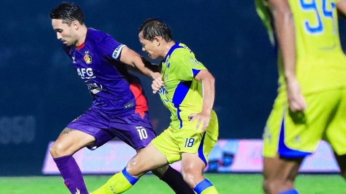 Ezra Walian (kiri) dalam laga Persik vs Persib di putaran pertama