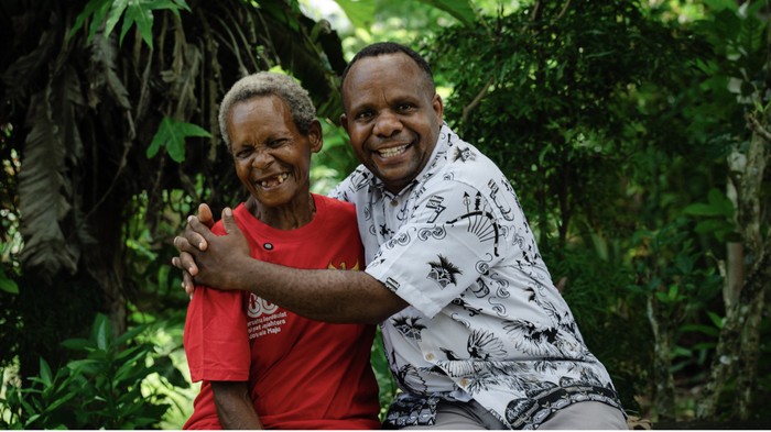 Felix Degei bersama ibunya ketika ditemui di kediamannya di Nabire, Papua Barat.