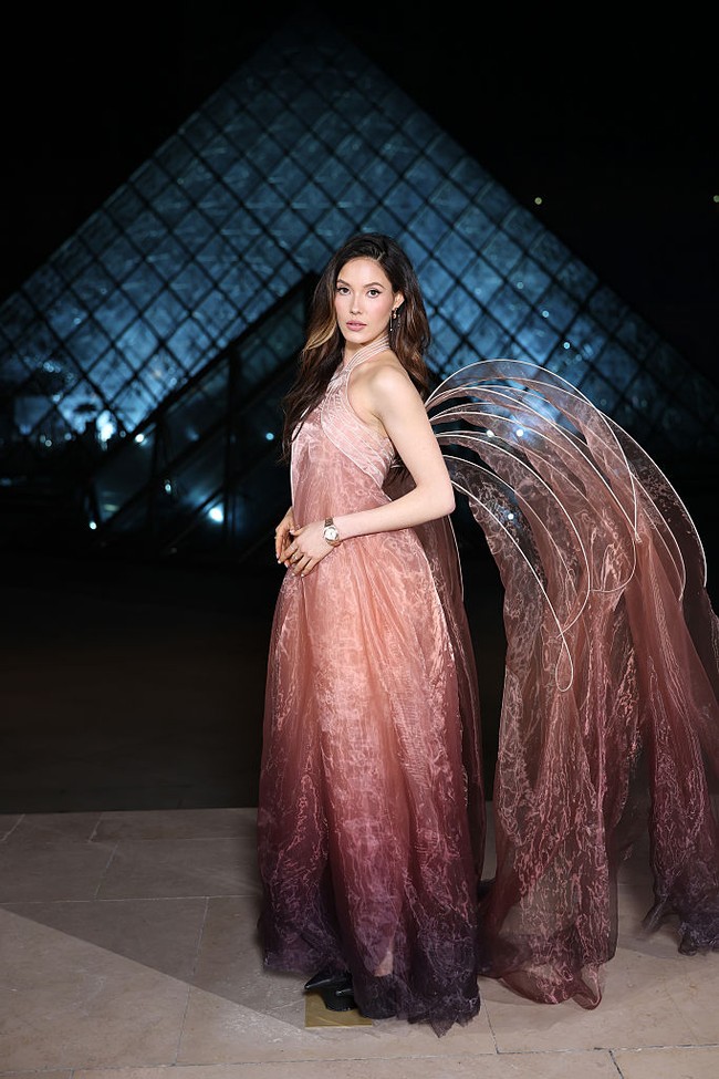 Sepintas, penampilan Eileen menyerupai malaikat bersayap. Busana tersebut merupakan bagian dari koleksi ‘Sympoiesis’ yang dipresentasikan van Herpen di Paris musim panas lalu. Koleksi tersebut terinspirasi dari hubungan rapuh antara ekologi dan teknologi. Salah satu desainnya bahkan memanfaatkan alga bioluminescent yang dapat memancarkan cahaya. (Foto: Aurore Marechal/Getty Images)