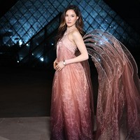 Sepintas, penampilan Eileen menyerupai malaikat bersayap. Busana tersebut merupakan bagian dari koleksi ‘Sympoiesis’ yang dipresentasikan van Herpen di Paris musim panas lalu. Koleksi tersebut terinspirasi dari hubungan rapuh antara ekologi dan teknologi. Salah satu desainnya bahkan memanfaatkan alga bioluminescent yang dapat memancarkan cahaya. (Foto: Aurore Marechal/Getty Images)