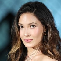 Dalam unggahan Instagram setelah acara, peraih medali emas di Olimpiade Musim Dingin 2026 itu menuliskan, “Sepertinya kehidupan memang meniru seni.” Van Herpen pun menanggapi bahwa melihat Gu berdialog secara visual dengan patung Winged Victory terasa menyentuh, karena keduanya merepresentasikan kekuatan dan keanggunan perempuan lintas zaman. (Foto: Aurore Marechal/Getty Images)
