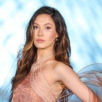 Bertaburan bintang, acara penggalangan dana tahunan kedua museum Louvre Museum digelar bertepatan dengan Paris Fashion Week Fall 2026. Untuk momen istimewa itu, Eileen tampil memukau dalam balutan gaun couture karya Iris van Herpen. (Foto: Stephane Cardinale - Corbis/Corbis via Getty Images)