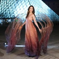 Foto: Eileen Gu Bak Malaikat Jatuh dari Langit, Pakai Gaun Bersayap di Paris