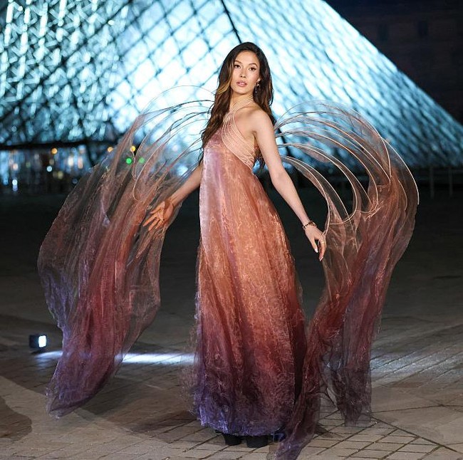 Foto: Eileen Gu Bak Malaikat Jatuh dari Langit, Pakai Gaun Bersayap di Paris