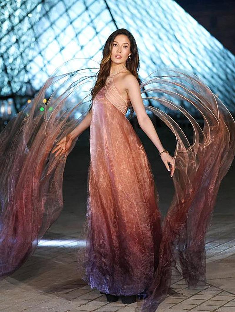 Foto: Eileen Gu Bak Malaikat Jatuh dari Langit, Pakai Gaun Bersayap di Paris