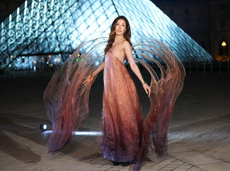 Foto: Eileen Gu Bak Malaikat Jatuh dari Langit, Pakai Gaun Bersayap di Paris