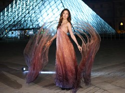 Foto: Eileen Gu Bak Malaikat Jatuh dari Langit, Pakai Gaun Bersayap di Paris