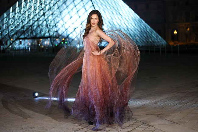 Kehadiran Gu di acara ini juga memperpanjang daftar penampilannya selama musim fashion week. Sebelumnya, ia terlihat menghadiri peragaan busana Prada di Milan bersama bintang WNBA Caitlin Clark. Selain aktif dalam kampanye brand mewah dan editorial majalah mode, ia juga memiliki hubungan dekat dengan Louis Vuitton. Bahkan, Gu pernah menjalani debut runway untuk brand tersebut dalam peragaan Cruise 2023. (Foto: Stephane Cardinale - Corbis/Corbis via Getty Images)