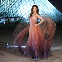 Kehadiran Gu di acara ini juga memperpanjang daftar penampilannya selama musim fashion week. Sebelumnya, ia terlihat menghadiri peragaan busana Prada di Milan bersama bintang WNBA Caitlin Clark. Selain aktif dalam kampanye brand mewah dan editorial majalah mode, ia juga memiliki hubungan dekat dengan Louis Vuitton. Bahkan, Gu pernah menjalani debut runway untuk brand tersebut dalam peragaan Cruise 2023. (Foto: Stephane Cardinale - Corbis/Corbis via Getty Images)