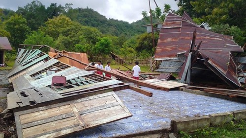 Gedung SDI Raong di Kampung Raong, Desa Golo Mori, Kecamatan Komodo, Manggarai Barat, NTT, ambruk diterjang angin, Senin (9/3/2026). (Dok. Sukarmin)