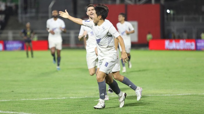 Gelandang PSM Makassar Daisuke Sakai merayakan gol bunuh diri yang dicetak pemain Malut United Yakob Sayuri dalam laga di Stadion Gelora Kie Raha.