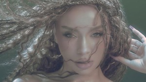 Savanna merupakan salah satu member termuda di grup. Ia dikenal dengan kemampuan dance energik dan gaya panggung yang ekspresif. (Foto: dok. JYP Entertainment/Republic Records)