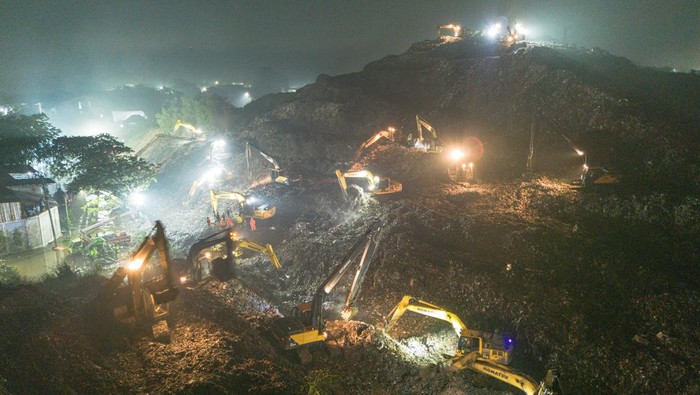 Polisi Perkirakan 10 Orang Tertimbun di Bawah Longsor Sampah Bantargebang