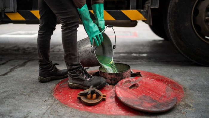 A worker fills an underground storage tank at a gas station as oil prices are expected to increase amid the U.S.-Israel conflict with Iran, in Quezon City, Metro Manila, Philippines, March 9, 2026. REUTERS/Lisa Marie David