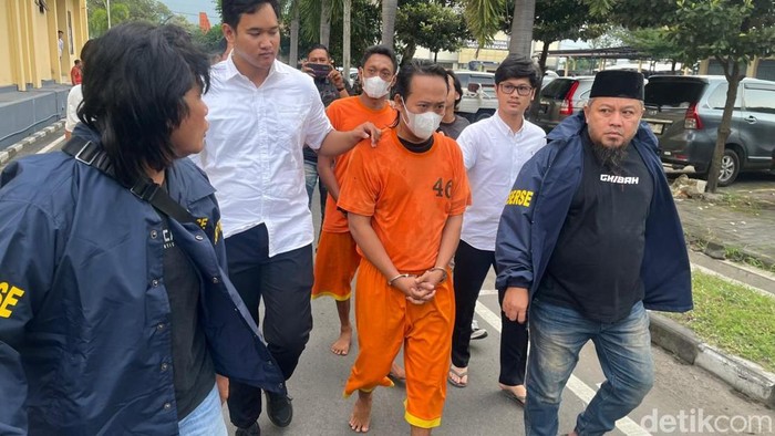 Hariantono (31) saat dikeler polisi di Polres Mojokerto