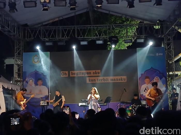 Penyanyi Idgitaf ketika manggung di PRSU, Medan, Minggu(8/3/2026)