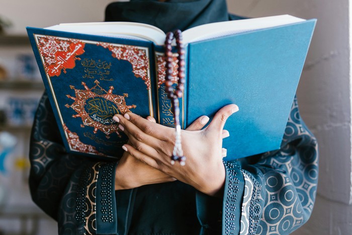 Wanita membaca Al-Quran.