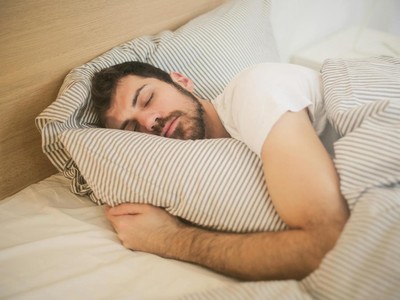 Apakah Tidur Siang Sunah Rasulullah SAW? Ini Penjelasan, Waktu, & Manfaatnya