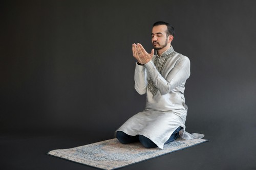 Seorang pria muslim berdoa usai sholat. Ilustrasi sholat Tahajud.