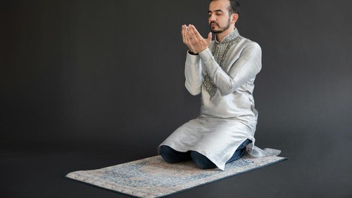 Seorang pria muslim berdoa usai sholat. Ilustrasi sholat Tahajud.