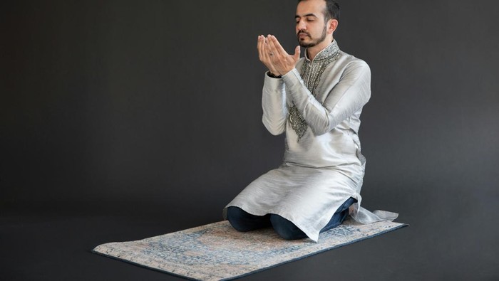 Seorang pria muslim berdoa usai sholat. Ilustrasi sholat Tahajud.