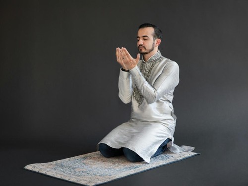 Seorang pria muslim berdoa usai sholat. Ilustrasi sholat Tahajud.