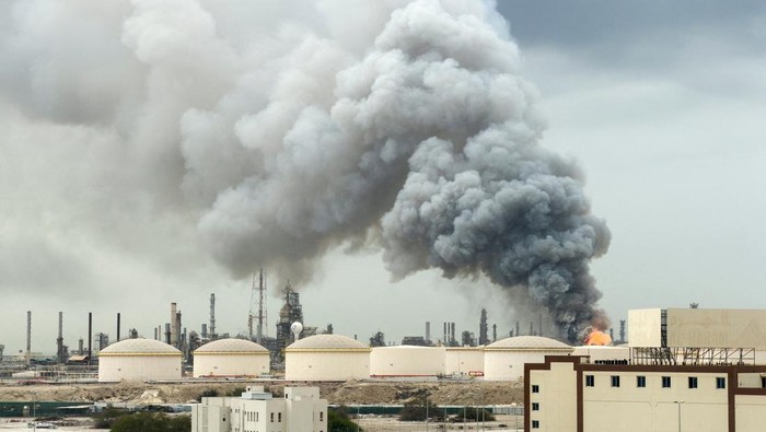 Smoke rises following a strike on the Bapco Oil Refinery, amid the U.S.-Israeli conflict with Iran, on Sitra Island Bahrain, March 9, 2026. REUTERS/Stringer      TPX IMAGES OF THE DAY