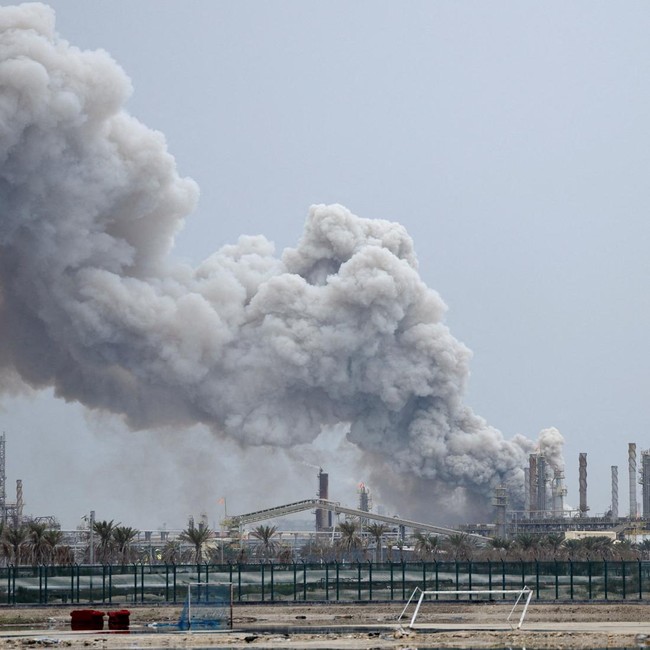 Asap Membumbung Usai Serangan di Kilang Minyak Bahrain