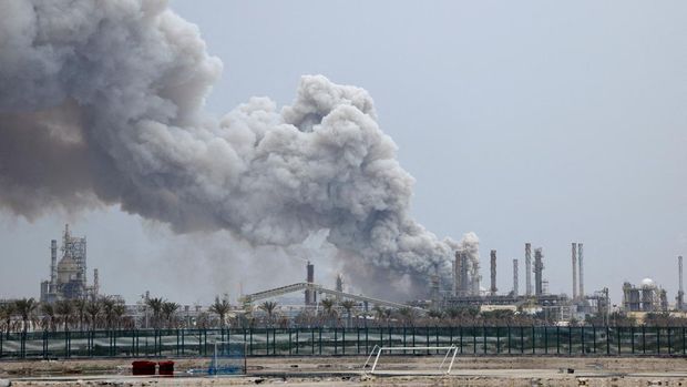 Smoke rises following a strike on the Bapco Oil Refinery, amid the U.S.-Israeli conflict with Iran, on Sitra Island Bahrain, March 9, 2026. REUTERS/Stringer      TPX IMAGES OF THE DAY