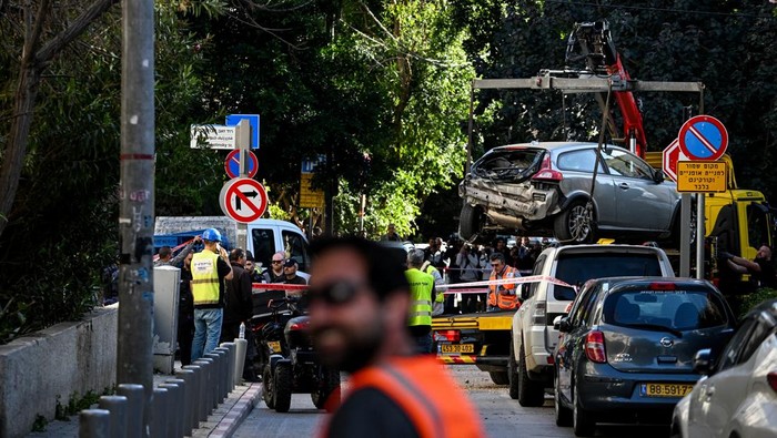 A damaged vehicle is removed from an impact site after Iran sent a barrage of missiles towards Israel, amid the U.S.-Israeli conflict with Iran, in central Israel March 8, 2026. REUTERS/Dylan Martinez