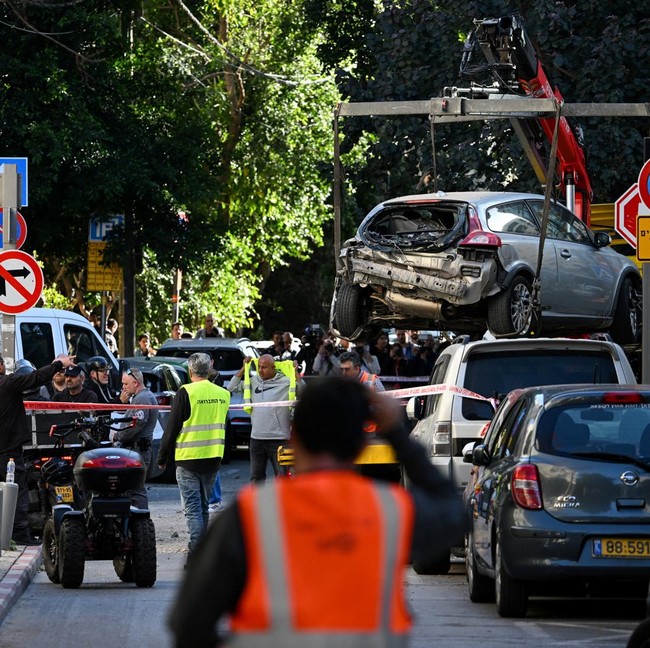 Iran Hujani Israel dengan Rudal, Kendaraan Rusak Dievakuasi dari Lokasi Ledakan