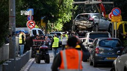 Iran Hujani Israel dengan Rudal, Kendaraan Rusak Dievakuasi dari Lokasi Ledakan